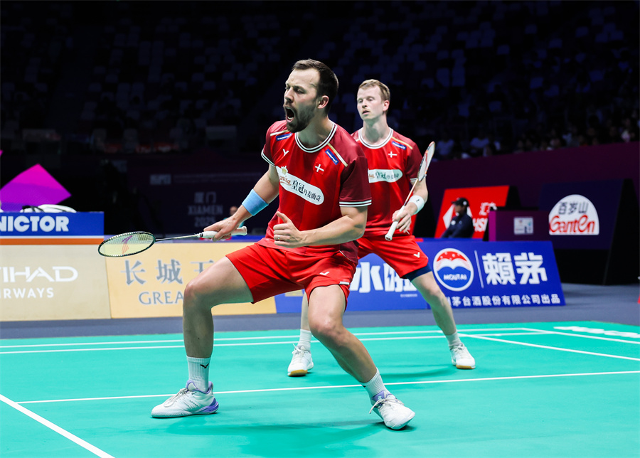 中打下了坚 中打下了坚